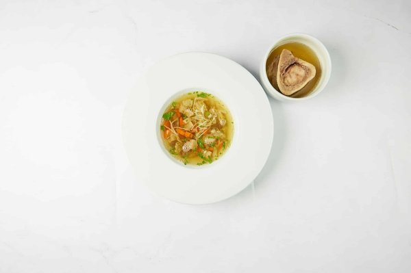 Come si fa il brodo di carne chiarificato per una consommé cristallina?