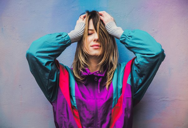 Come integrare con stile le scarpe da ginnastica in un look da ufficio moderno?